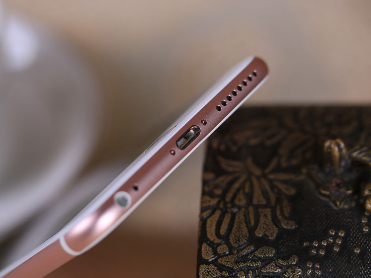 iPhone6s正面有兩個(gè)傳感器孔 iPhone6s正面有兩個(gè)傳感器孔